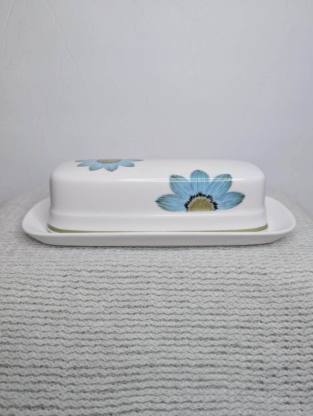 Noritake Progression Up-Sa Daisy Covered Butter Dish